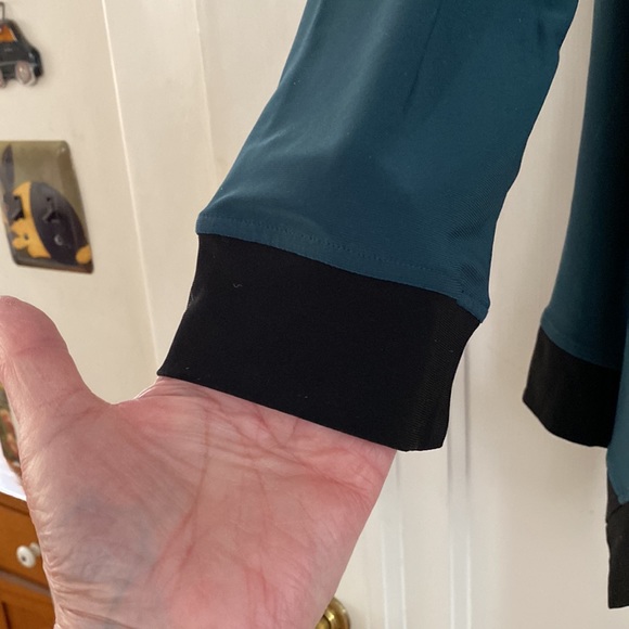 REDUCED! 💚 By JJ asymmetrical scoop neck tunic in black and pine - Picture 3 of 7